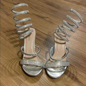 NWOT TOP Moda Glittering Silver Spiral Heels